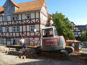 Pflaster- und Treppenarbeiten an St. Crescentius (Foto:Karl-Franz Thiede)